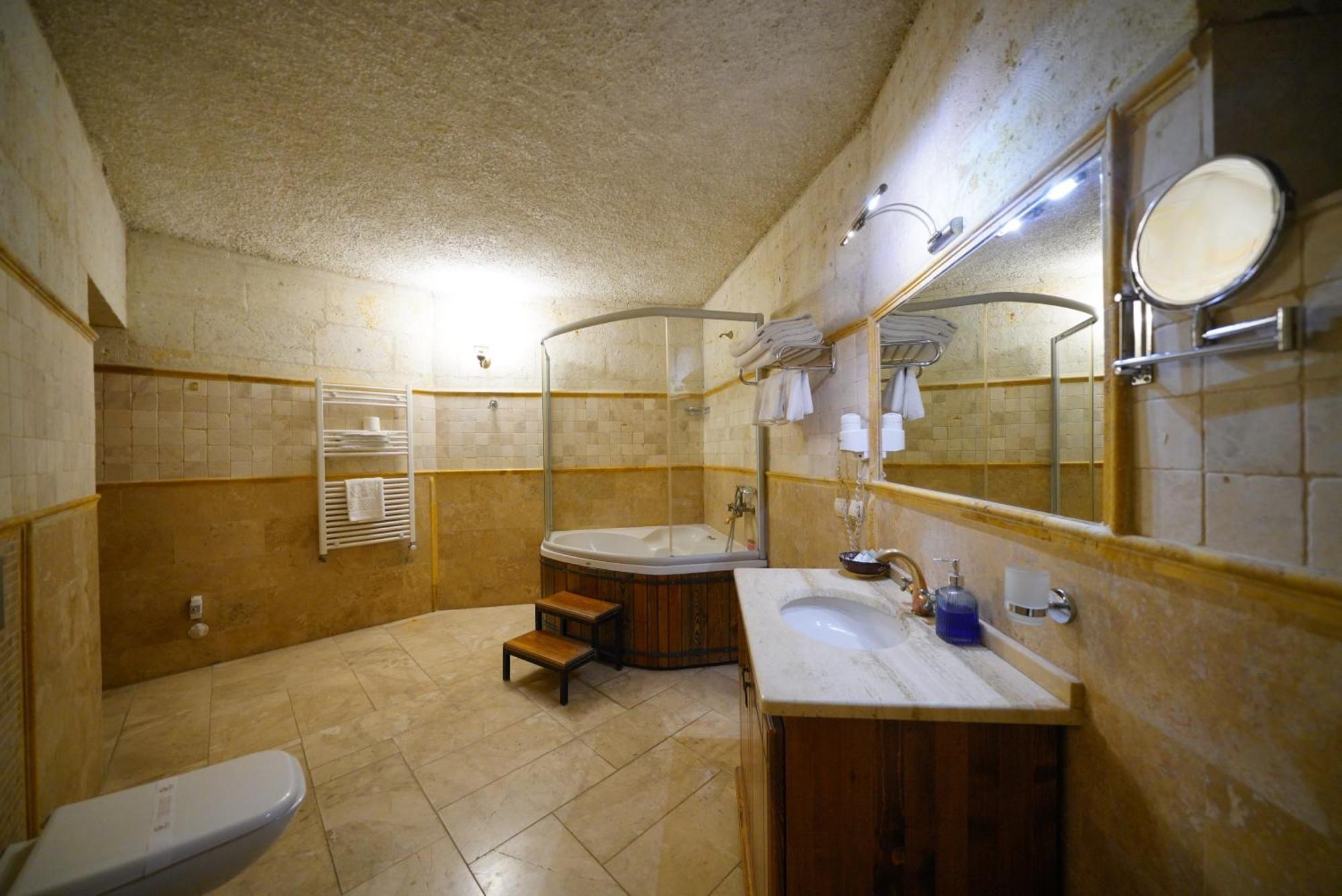 Harman Cave Hotel 2*