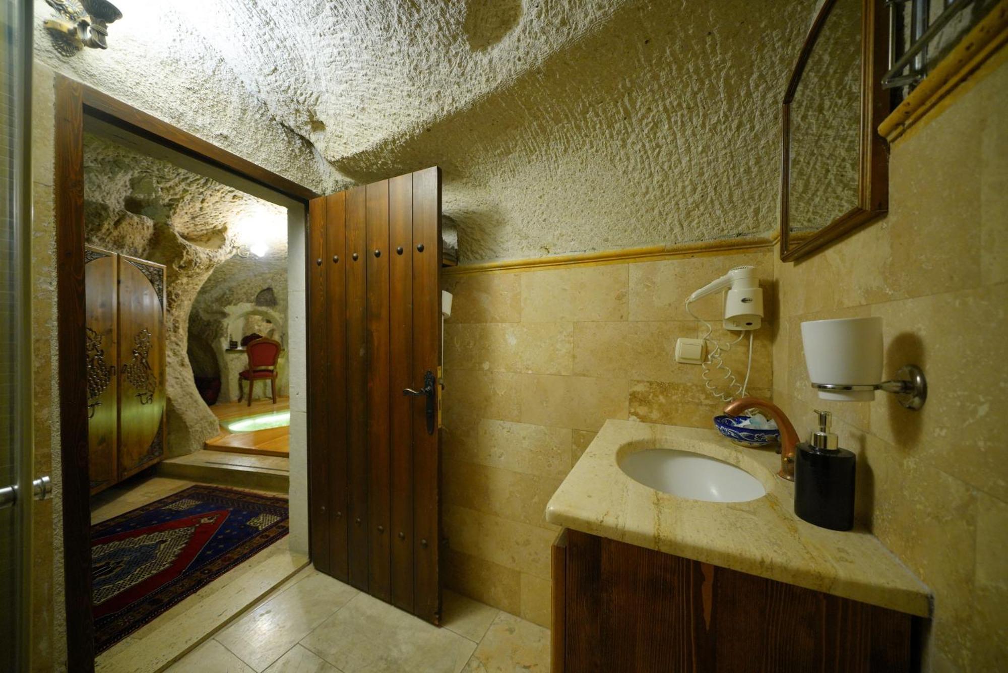 Harman Cave Hotel 2*